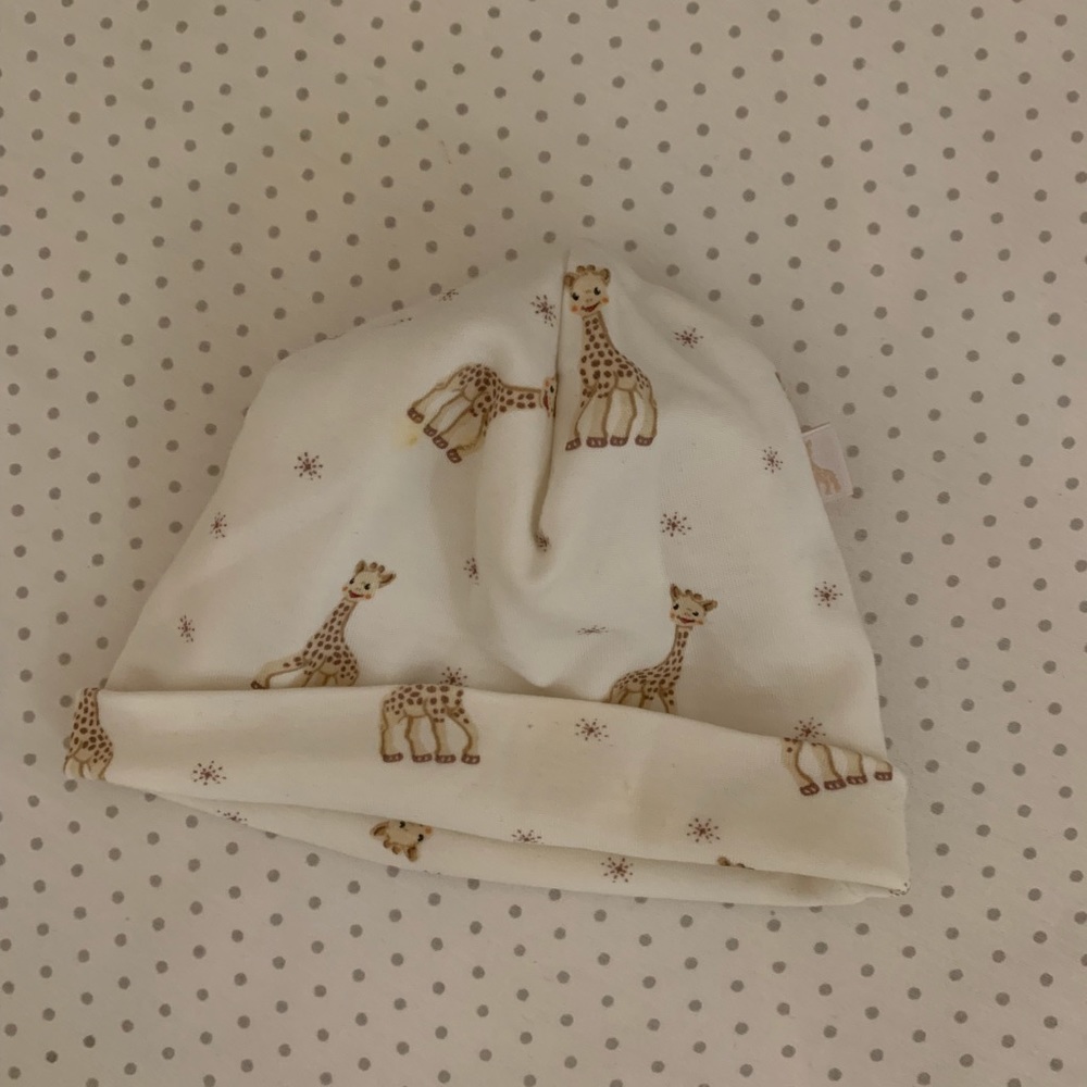 Kissy kissy beanie sophie la girafe print